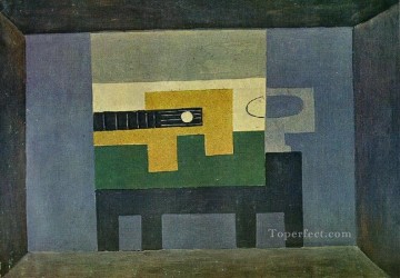 Guitare et cruche sur une table 1918 Cubismo Pinturas al óleo